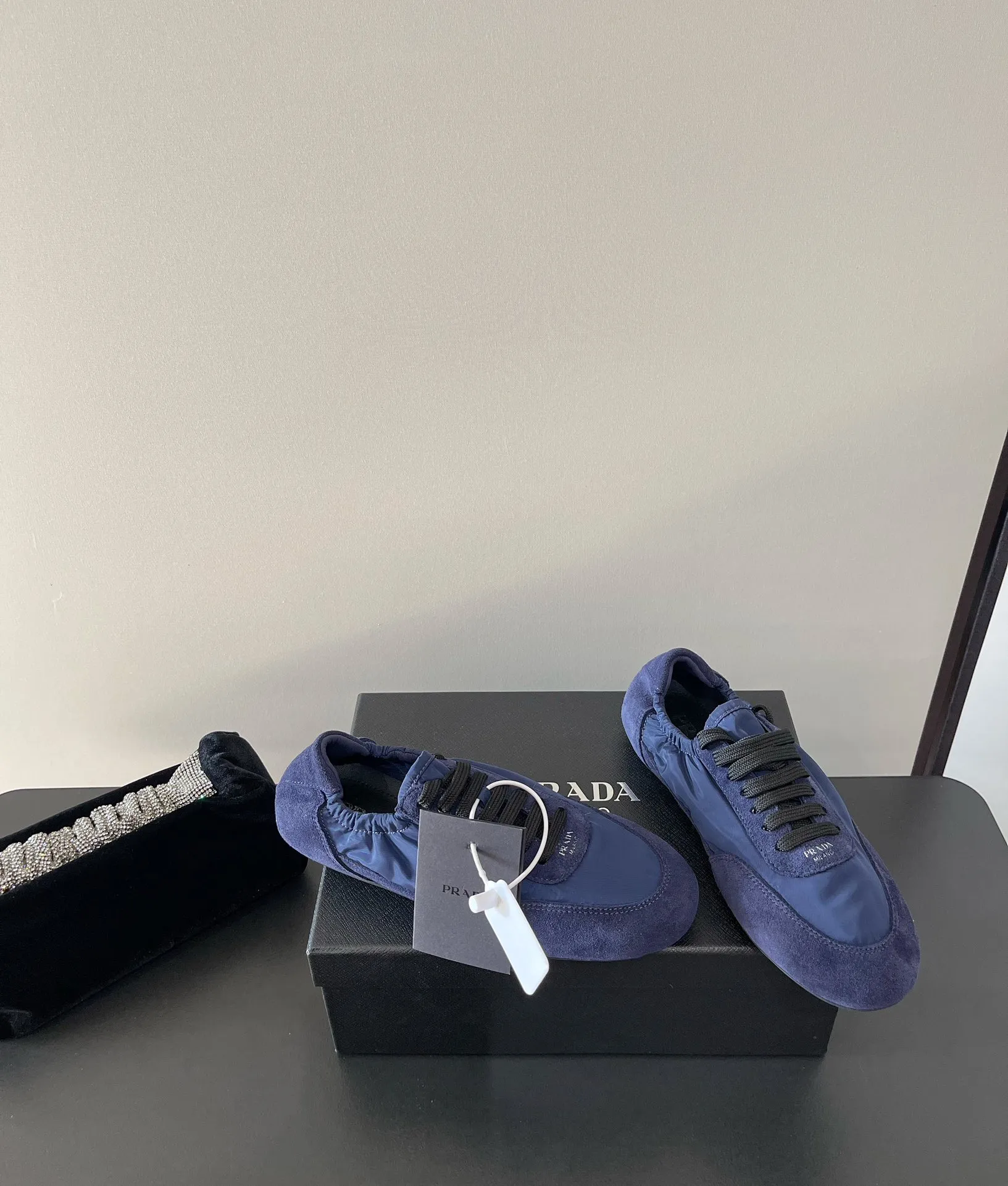👟👟Ex-factory price 540👟👟 PRADA multi-color comfortable new Dexun ballet shoes in early spring🥂 The original top-quality replica is sold simultaneously at the counter. The fabric is made of specially imported fabrics mixed with Beijing leather. The whole pair of shoes has a very high texture. The lining is cowhide and the original imported rubber sole. The style is simple and fashionable, and the upper feet are very delicate! Color: 11 colors Heel height: flat Size: 35-41 (40 to 41 customized, non-refundable)